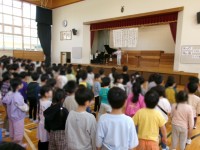 全校の歌声が体育館に響き渡る