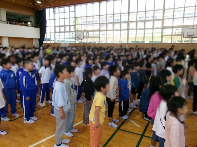 体全体を使って元気に歌う1年生