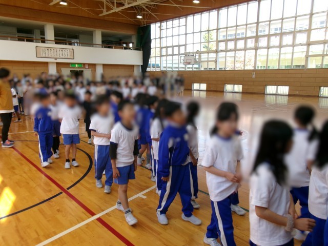 全校で歌いながら退場