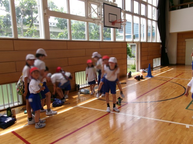 授業が終わるとおんぶねだる1年生