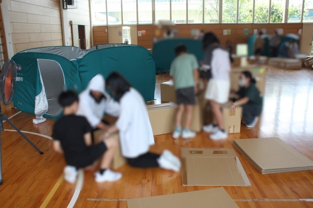 段ボールベッド作成中
