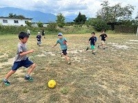 校庭でサッカー
