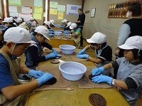 木曽漆器の堆朱体験