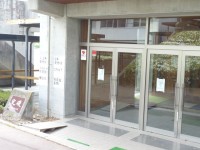 中学校体育館入り口