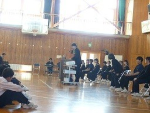 答弁する生徒会長