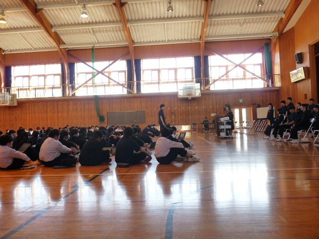 意見を発言する2年生