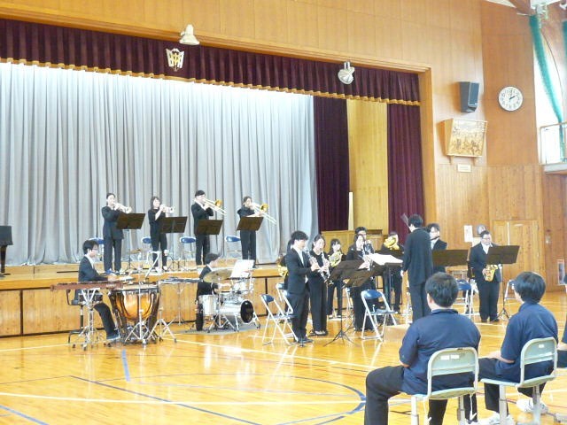吹奏楽の演奏を聞きました